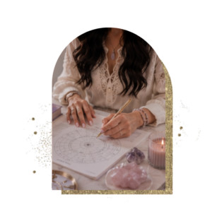 Donna scrive su una carta del tema natale, per il corso Astro Mastery
