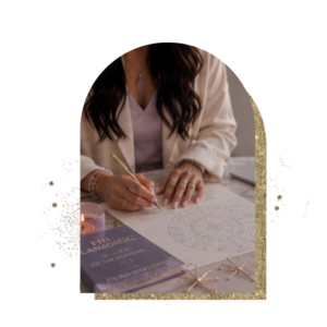 Donna scrive con una penna dorata su una carta astrologica accanto a una candela accesa, per il corso Channeling Mastery