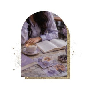 Donna con carte oracolo, un libro aperto e un cappuccino, per il corso Light Language Mastery