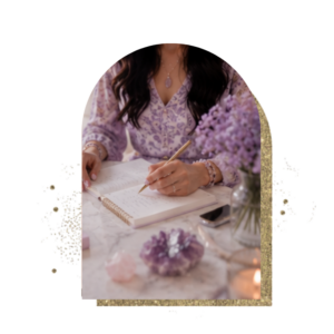 Donna scrive su un quaderno tra fiori lilla e cristalli di ametista, per il corso Rune Codes