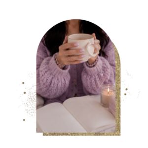 Donna con una tazza tra le mani accanto a una candela, per il percorso Empower